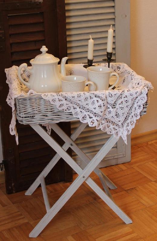 Tabletttisch aus Rattan - jetzt im BLUE COTTAGE