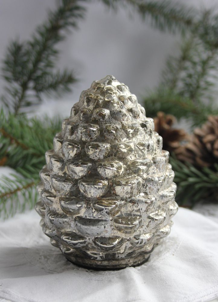 Weihnachtliche Dekoration stehende Zapfen in silber Blue Cottage