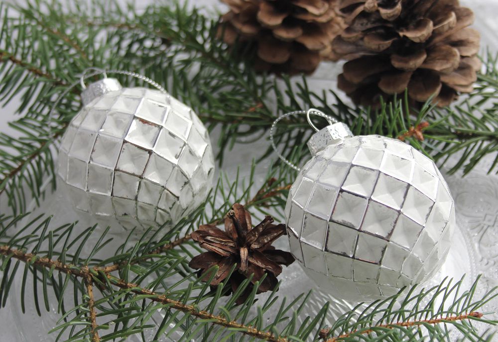 Ein Hauch Nostalgie - Christbaumkugel in weiß-silber klein