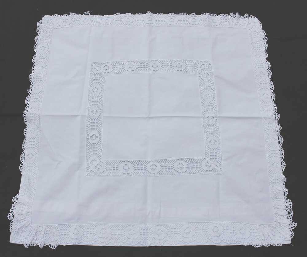 Altes Paradekissen mit Häkelspitze Quadrat BLUE COTTAGE