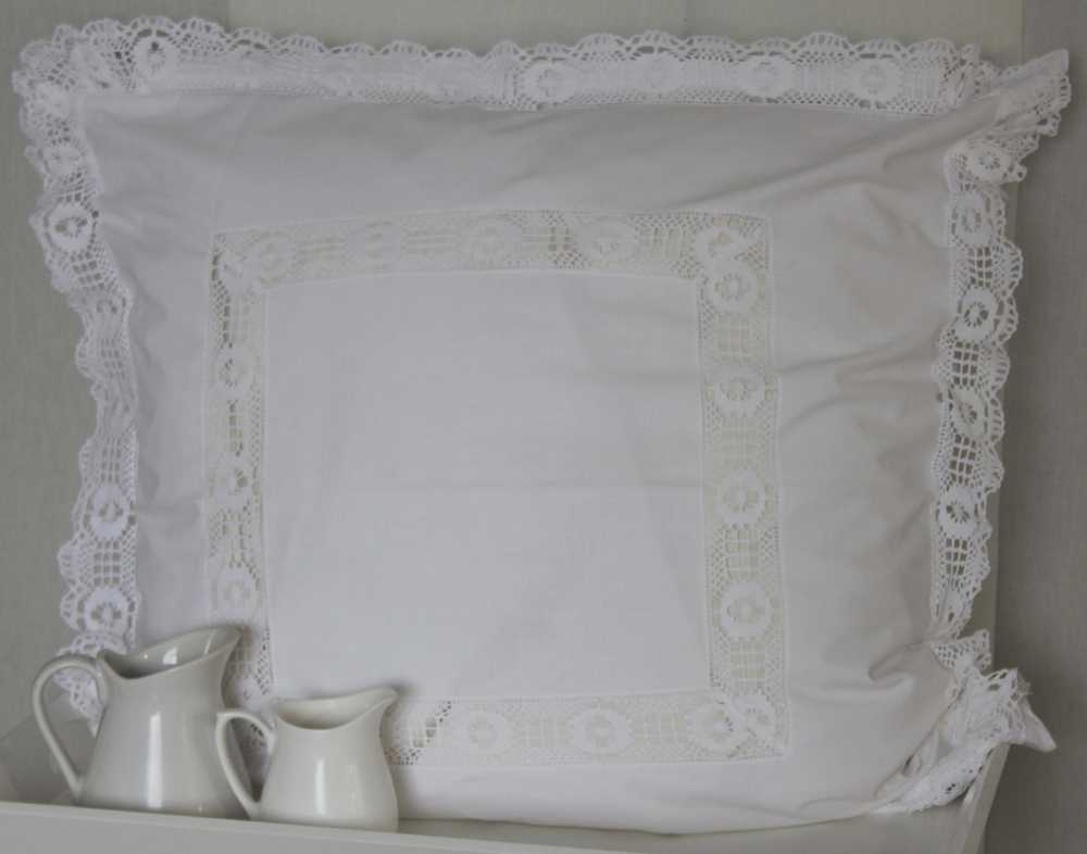 Altes Paradekissen mit Häkelspitze Quadrat BLUE COTTAGE