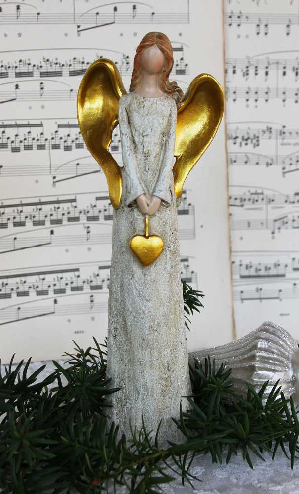Engelfigur mit Herz gold - jetzt im BLUE COTTAGE shop
