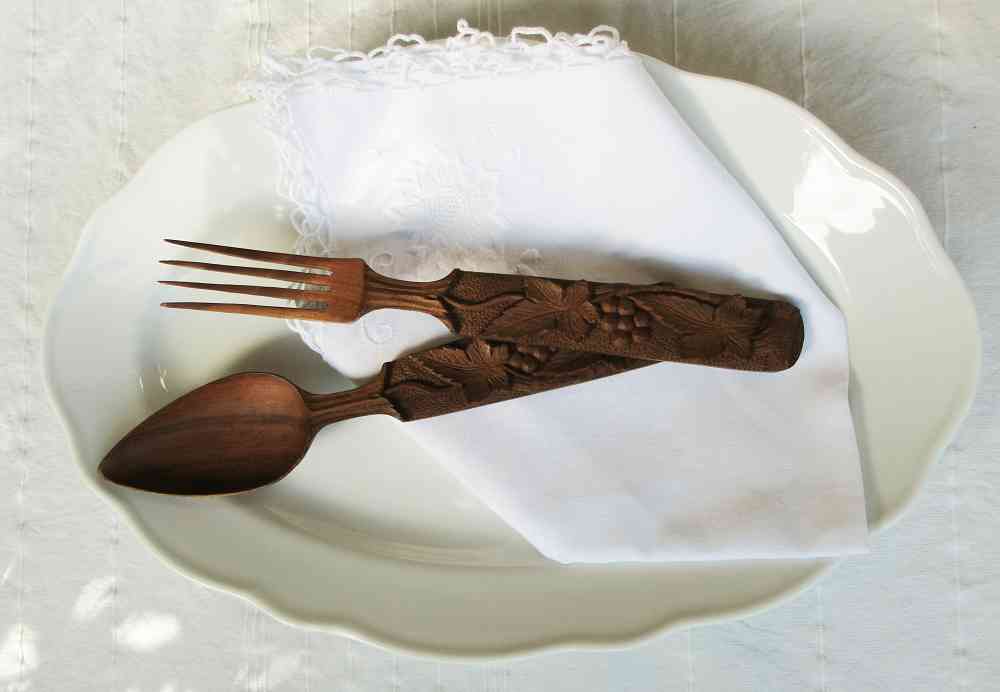 Salatbesteck Holz handgeschnitzt BLUE COTTAGE k-IMG_2978 gedr altes Salatbesteck Holz mit Weintraubendekor BLUE COTTAGE