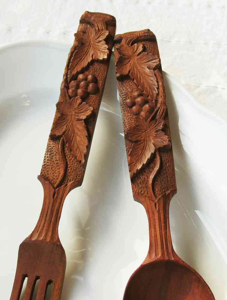 Salatbesteck Holz handgeschnitzt BLUE COTTAGE k-IMG_2982 altes Salatbesteck Holz mit Weintraubendekor BLUE COTTAGE