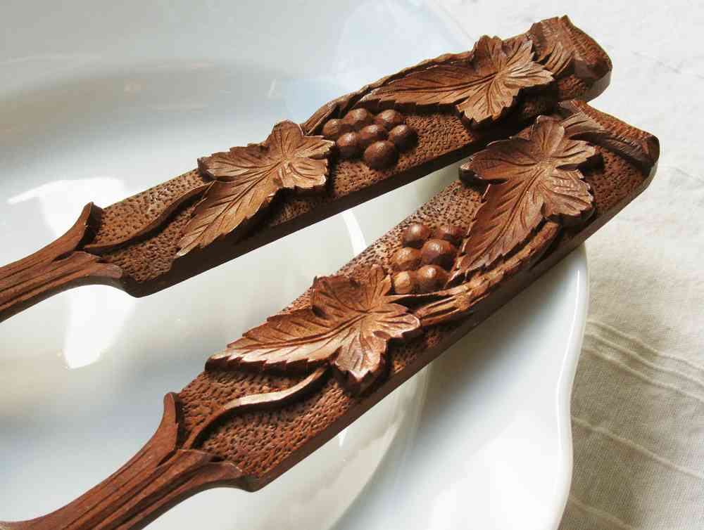 Salatbesteck Holz handgeschnitzt BLUE COTTAGE k-IMG_2983 altes Salatbesteck Holz mit Weintraubendekor BLUE COTTAGE
