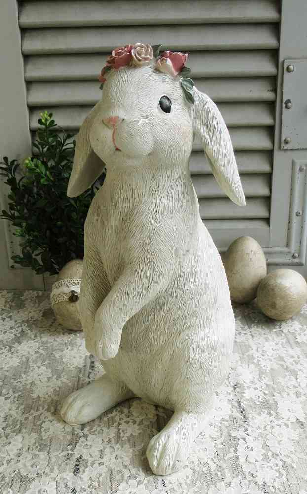 großer Osterhase mit Blumen und Hängeohren