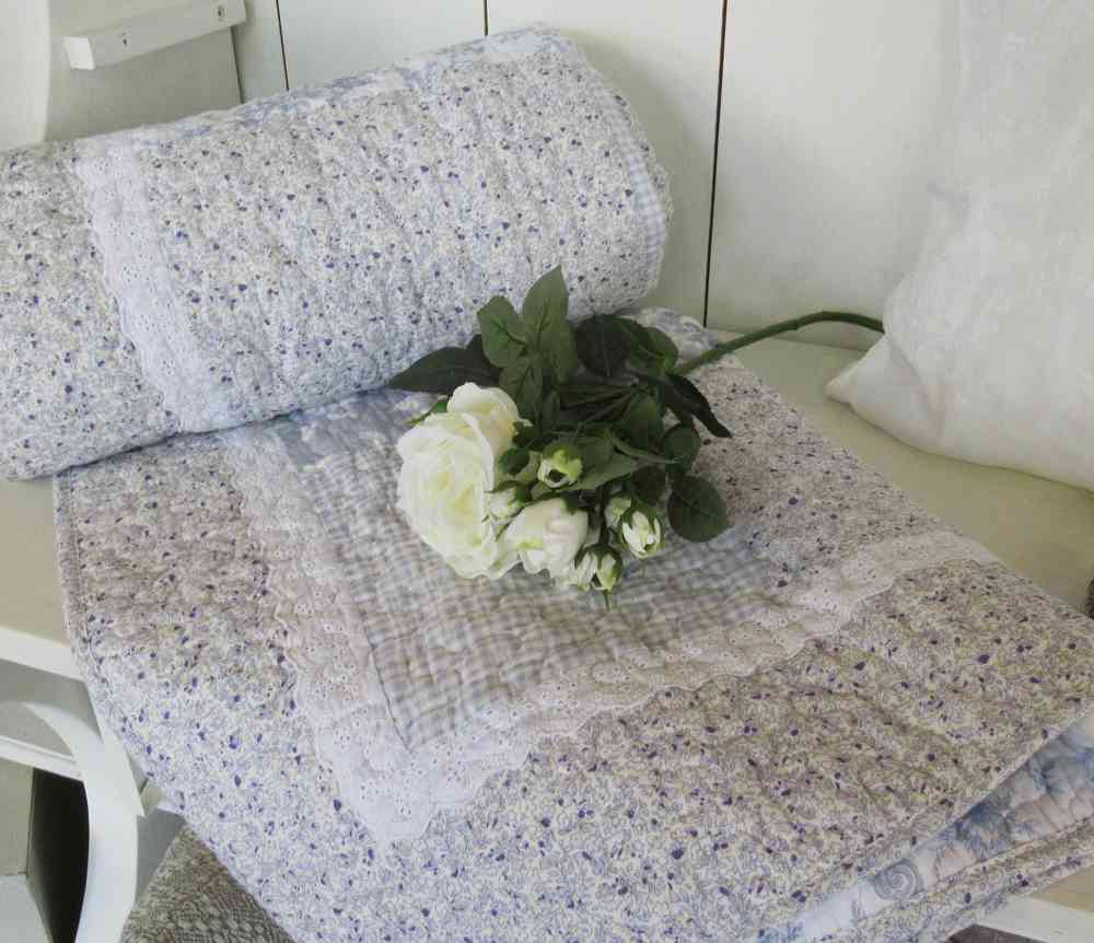Quilt Decke Plaid mit blauem Blumenmuster - BLUE COTTAGE