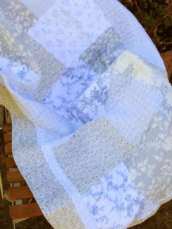 Quilt Decke Plaid mit blauem Blumenmuster BLUE COTTAGE