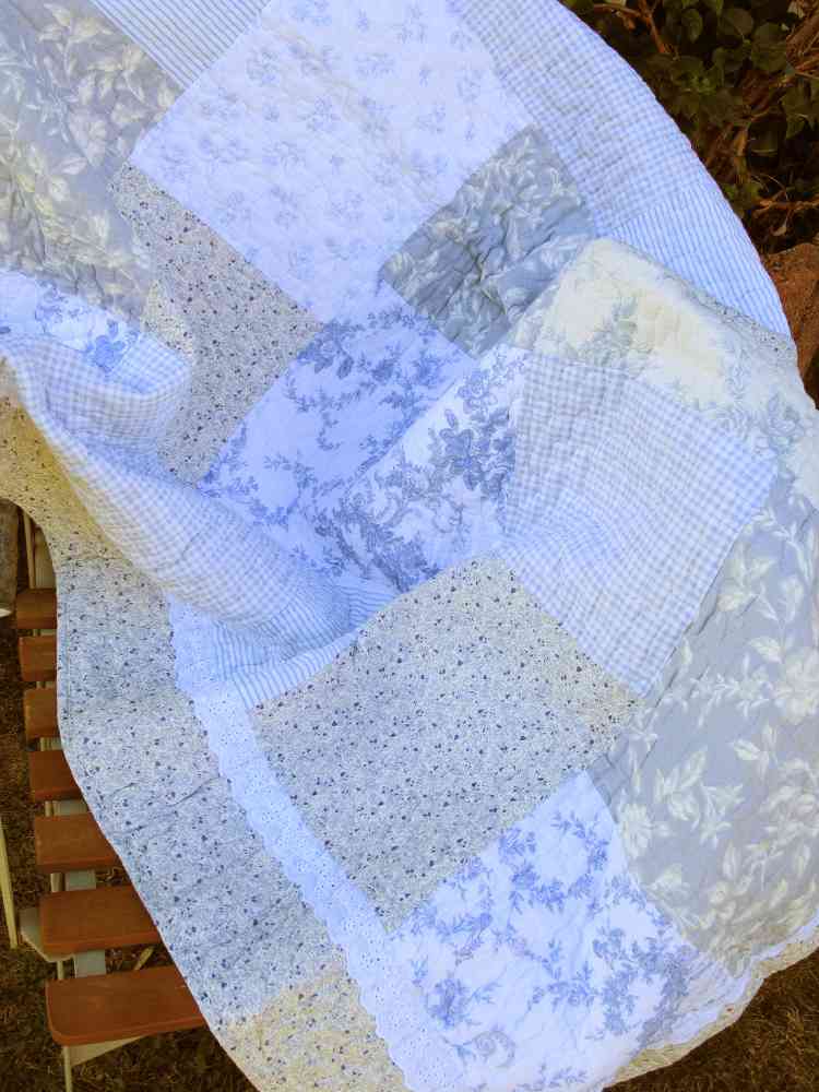 Blumenmuster COTTAGE mit blauem Plaid - Quilt BLUE Decke