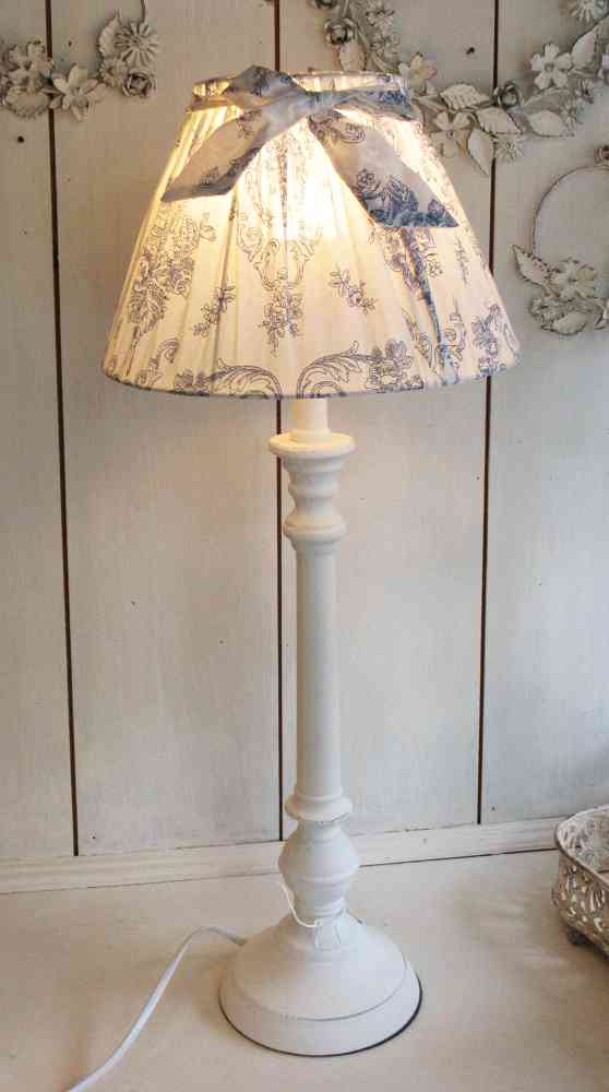 Leuchte Toile de Jouy hoch BLUE COTTAGE k-IMG_4501 Tischleuchte mit Toile de Jouy Schirm GROSS - BLUE COTTAGE