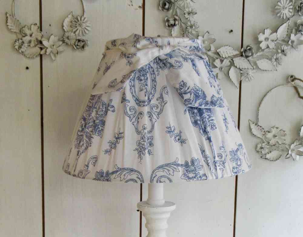 Leuchte Toile de Jouy hoch BLUE COTTAGE k-IMG_4502 A Tischleuchte mit Toile de Jouy Schirm GROSS - BLUE COTTAGE