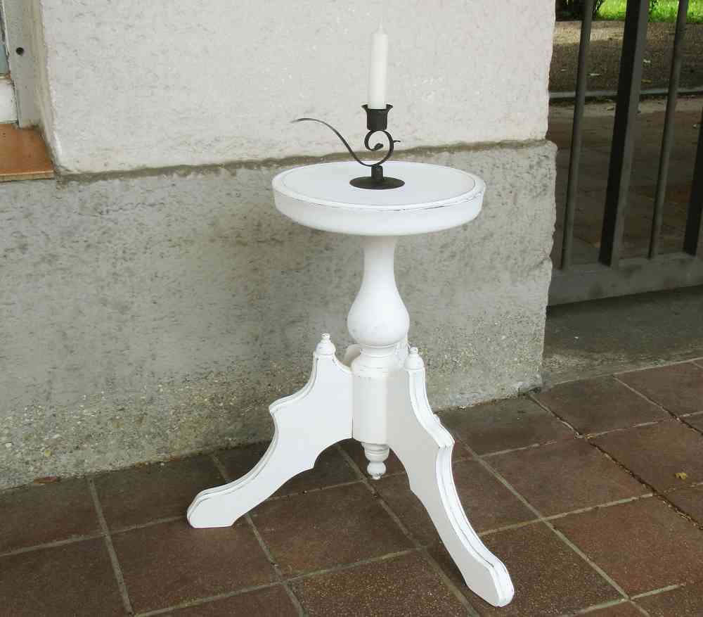 romantischer kleiner Blumenhocker Beistelltisch