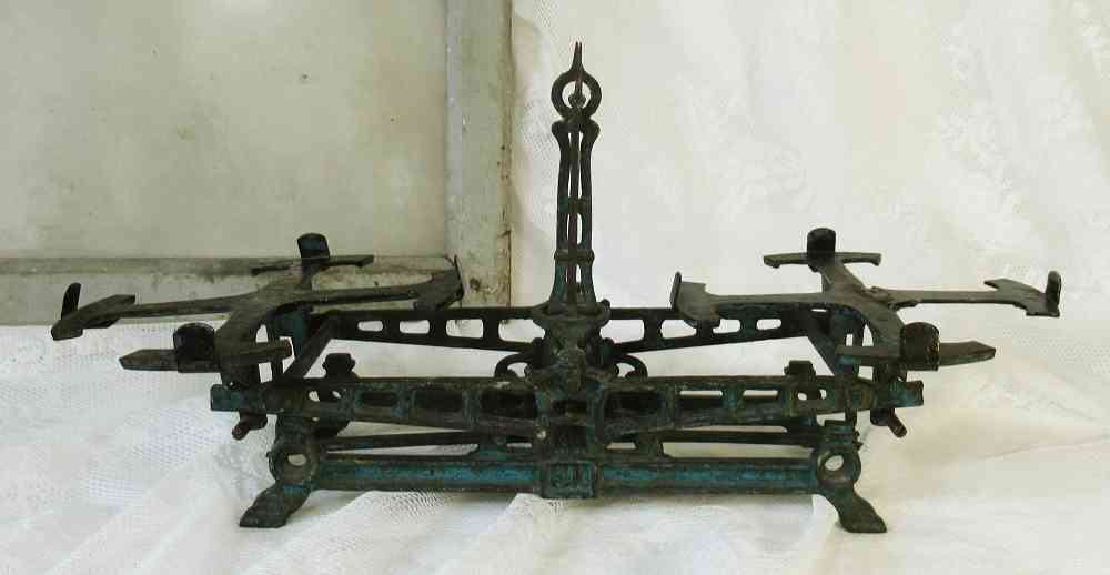 kleine antike Waage mit Schalen BLUE COTTAGE k-IMG_8208 filigrane antike Küchenwaage Waage mit Messingschalen BLUE COTTAGE