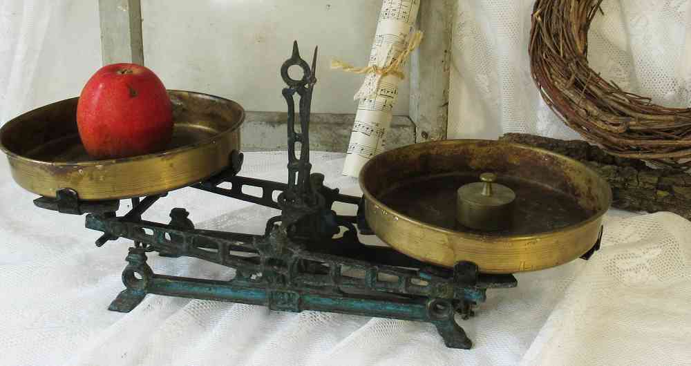 kleine antike Waage mit Schalen BLUE COTTAGE k-IMG_8211 - A filigrane antike Küchenwaage Waage mit Messingschalen BLUE COTTAGE