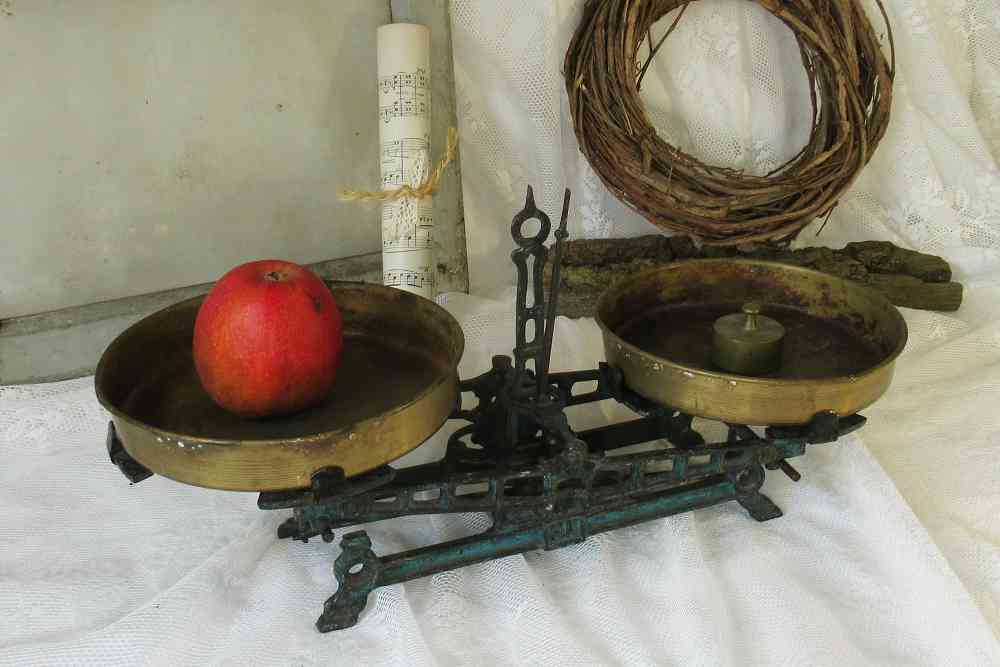 kleine antike Waage mit Schalen BLUE COTTAGE k-IMG_8212 filigrane antike Küchenwaage Waage mit Messingschalen BLUE COTTAGE