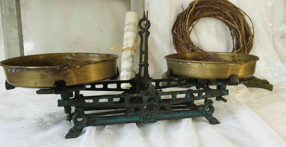 kleine antike Waage mit Schalen BLUE COTTAGE k-IMG_8215 filigrane antike Küchenwaage Waage mit Messingschalen BLUE COTTAGE