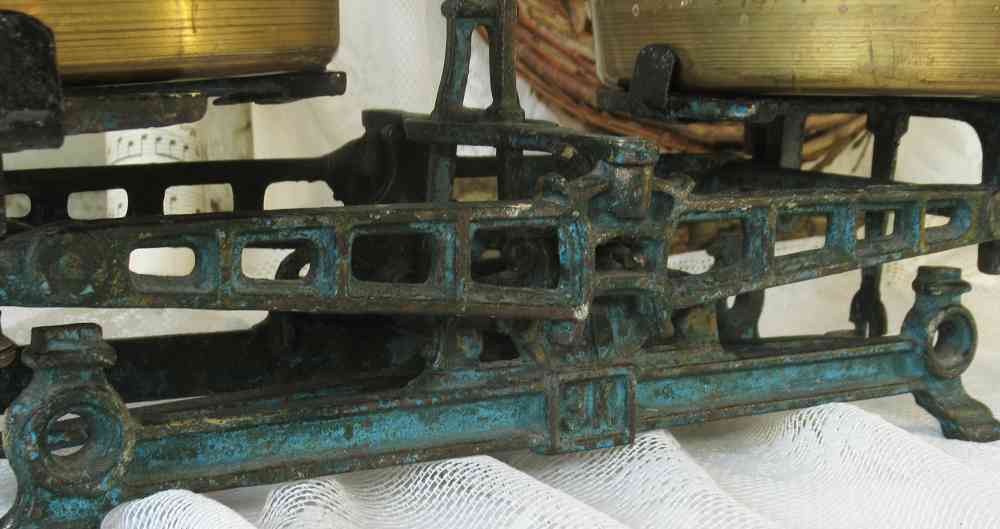 kleine antike Waage mit Schalen BLUE COTTAGE k-IMG_8216 filigrane antike Küchenwaage Waage mit Messingschalen BLUE COTTAGE