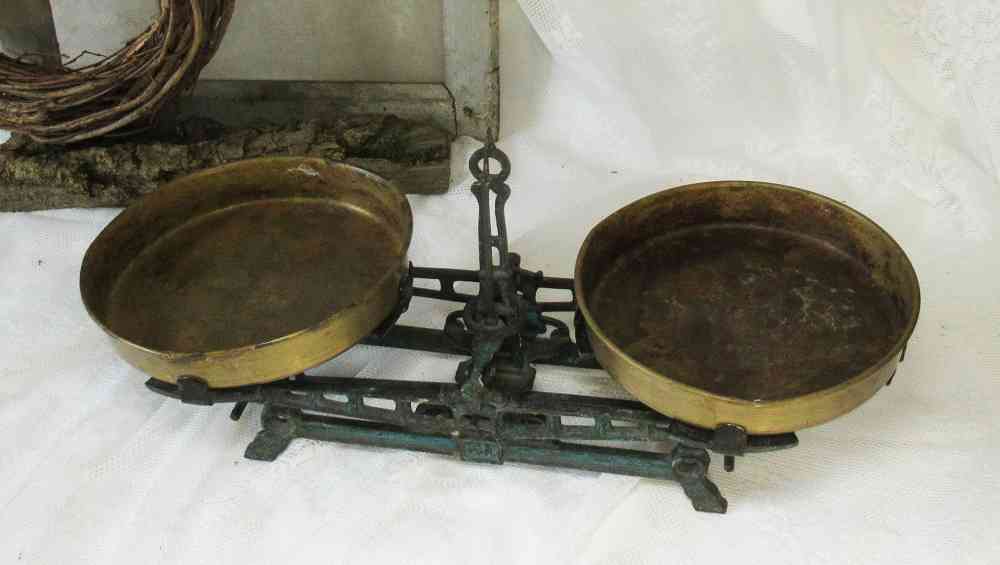 kleine antike Waage mit Schalen BLUE COTTAGE k-IMG_8222 filigrane antike Küchenwaage Waage mit Messingschalen BLUE COTTAGE