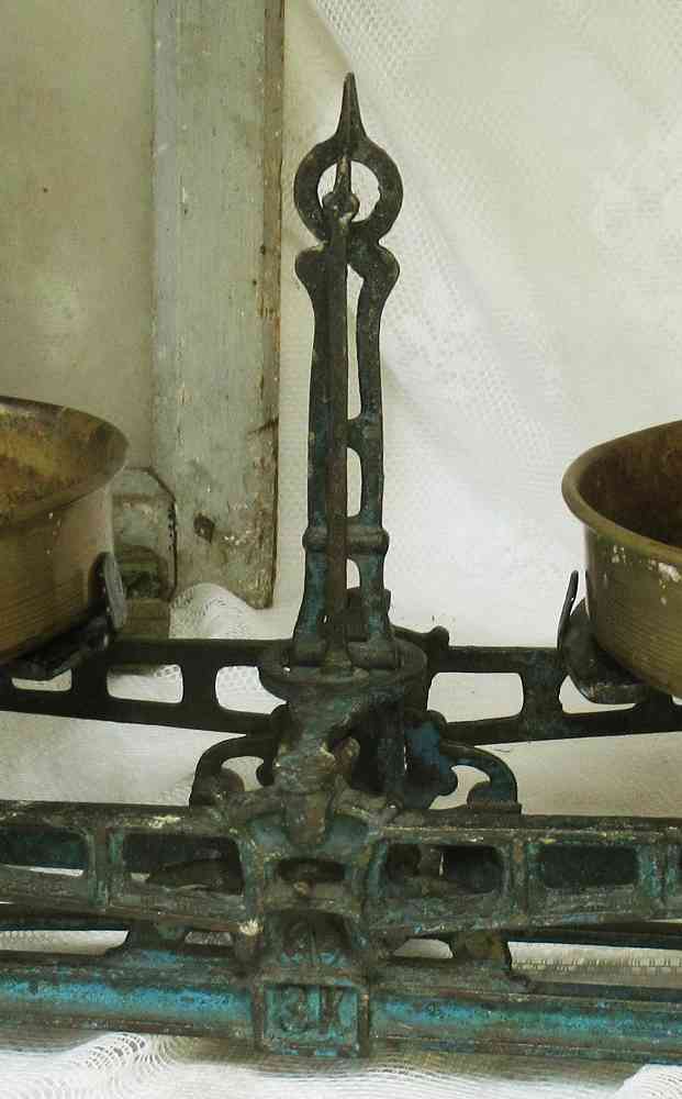 kleine antike Waage mit Schalen BLUE COTTAGE k-IMG_8223 - A filigrane antike Küchenwaage Waage mit Messingschalen BLUE COTTAGE