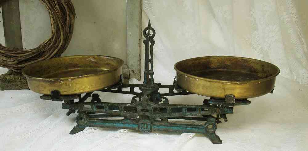 kleine antike Waage mit Schalen BLUE COTTAGE k-IMG_8223 filigrane antike Küchenwaage Waage mit Messingschalen BLUE COTTAGE