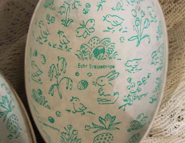2 St. alte Fülleier Erzgebirge DDR 'HÜHNER' Pappeier BLUE COTTAGE