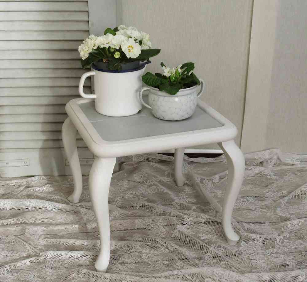 alter kleiner Blumenhocker Beistelltisch