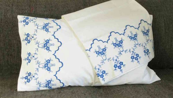 wunderschöne alte Kissenhülle mit Blütenborte BLUE COTTAGE