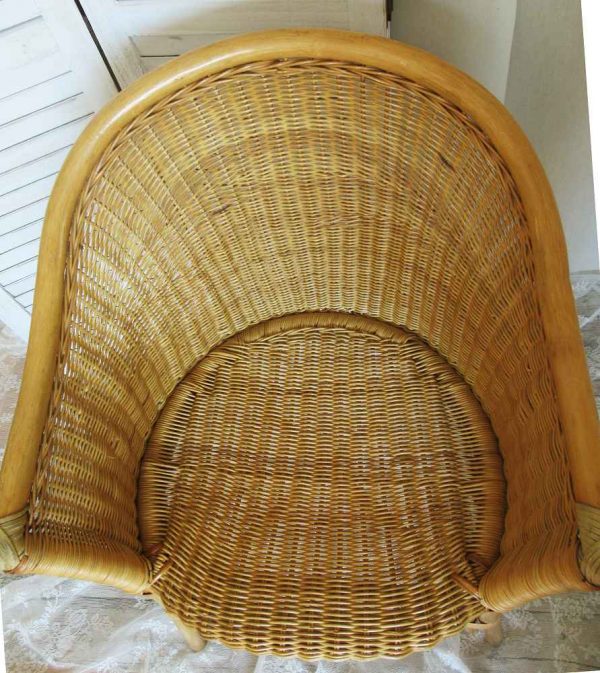 zierlicher Rattansessel bequemer Korbsessel hell