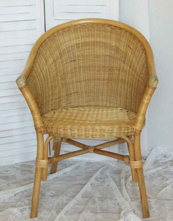zierlicher Rattansessel bequemer Korbsessel hell