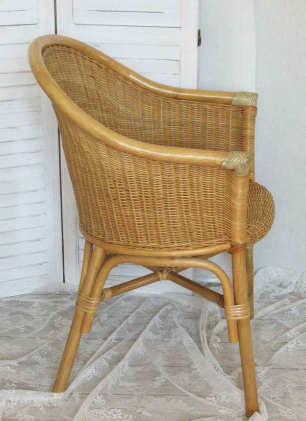 zierlicher Rattansessel bequemer Korbsessel hell