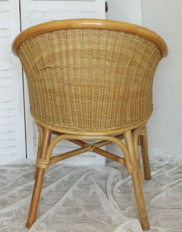 zierlicher Rattansessel bequemer Korbsessel hell