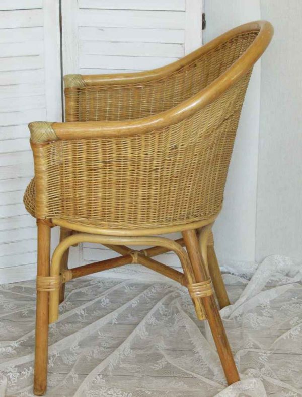 zierlicher Rattansessel bequemer Korbsessel hell