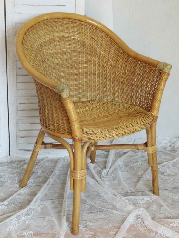 zierlicher Rattansessel bequemer Korbsessel hell