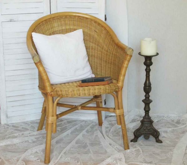 zierlicher Rattansessel bequemer Korbsessel hell