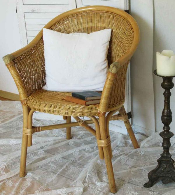 zierlicher Rattansessel bequemer Korbsessel hell